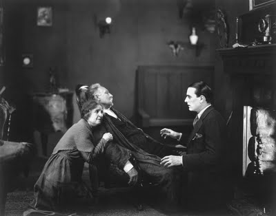 "Una mujer de París" es un drama que suponía una gran crítica sobre la intransigencia moral y que supone una película atípica dentro de la obra de Chaplin